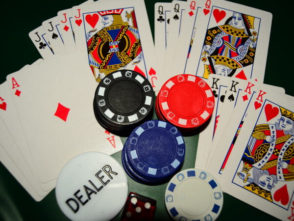 Améliorez votre jeu avec le Poker Dealer&rsquo;s Choice : conseils et astuces