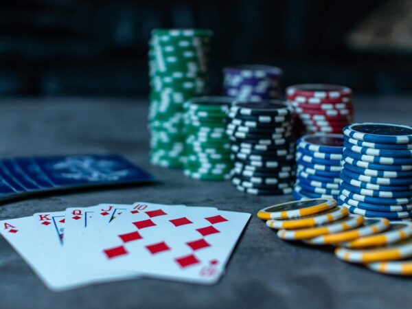 Bluff au poker : quand l&rsquo;utiliser pour un maximum d&rsquo;impact