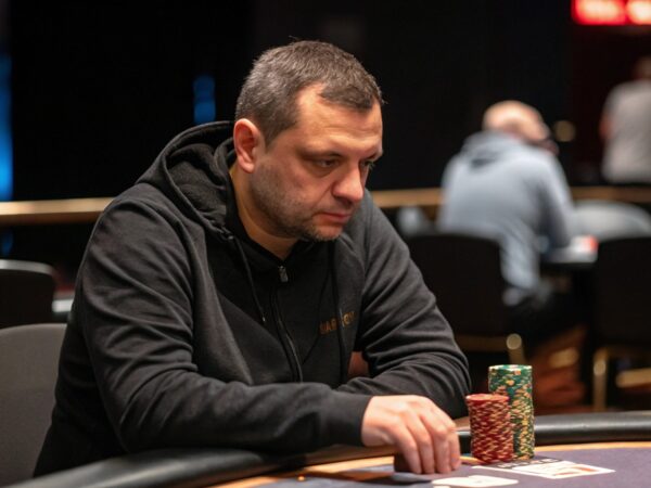 Squeeze au poker : quand et comment l&rsquo;utiliser efficacement