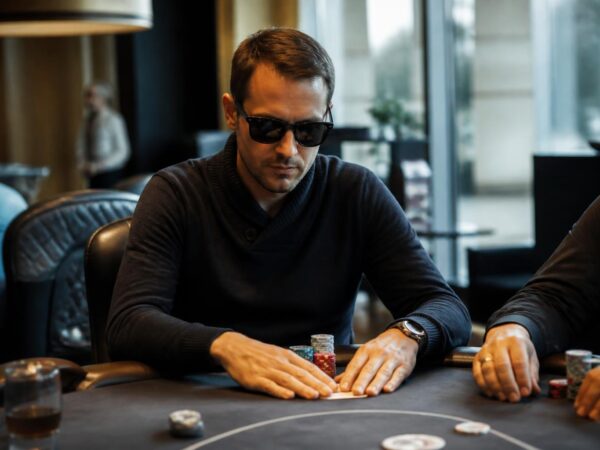 Protéger ses cartes correctement en poker live
